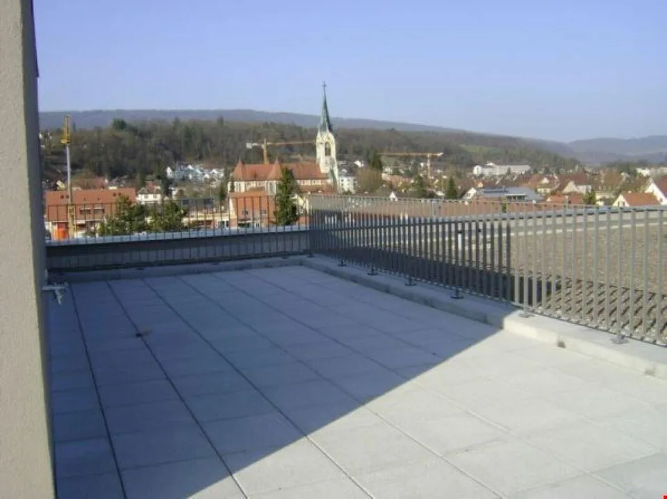 Appartamento mansardato moderno e soleggiato di 3,5 locali con grande terrazza