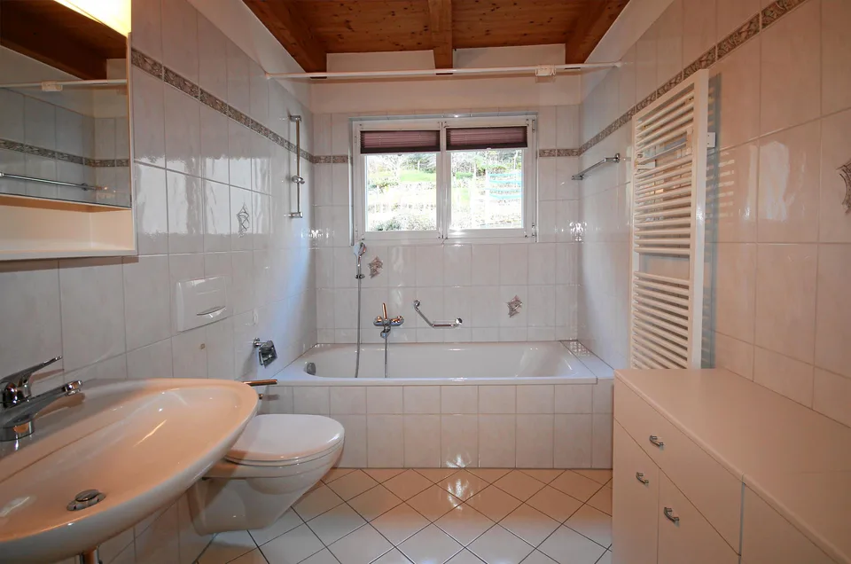 5.5-Zimmer-Maisonette-Eigentumswohnung mit Mansarde und schöner Bergsi – photo 15 sur 19