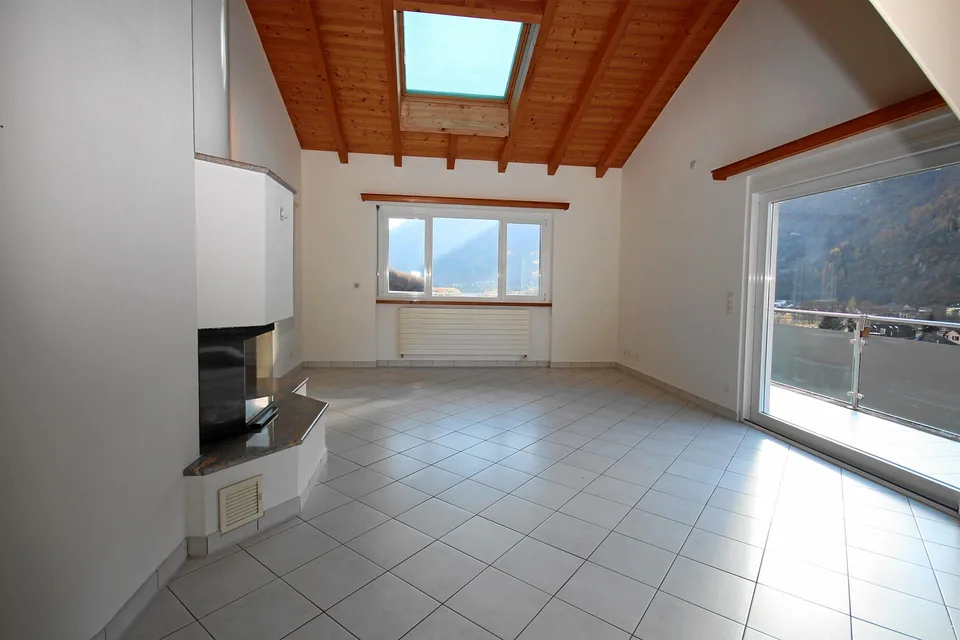 5.5-Zimmer-Maisonette-Eigentumswohnung mit Mansarde und schöner Bergsi