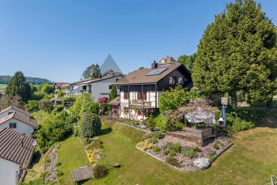 FAMILIENPARADIES MIT WEITSICHT - SONNIG, RUIG UND VOLLER MÖGLICHKEITEN