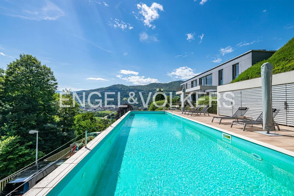 Moderna villa con vista lago e piscina