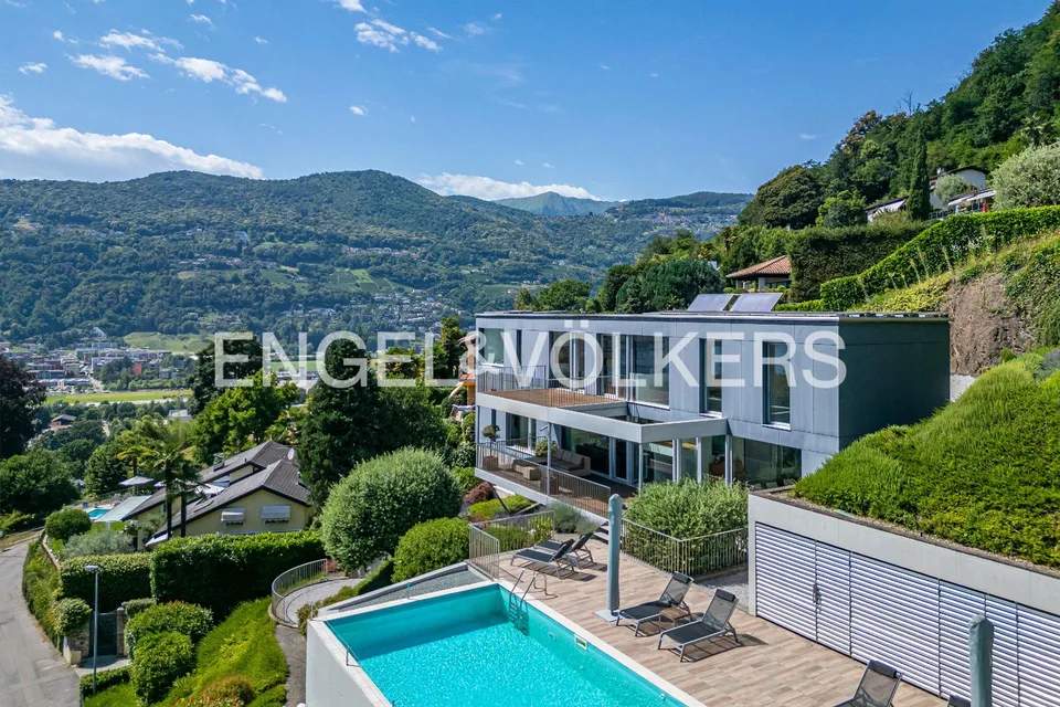 Moderne Villa mit Seeblick und Pool