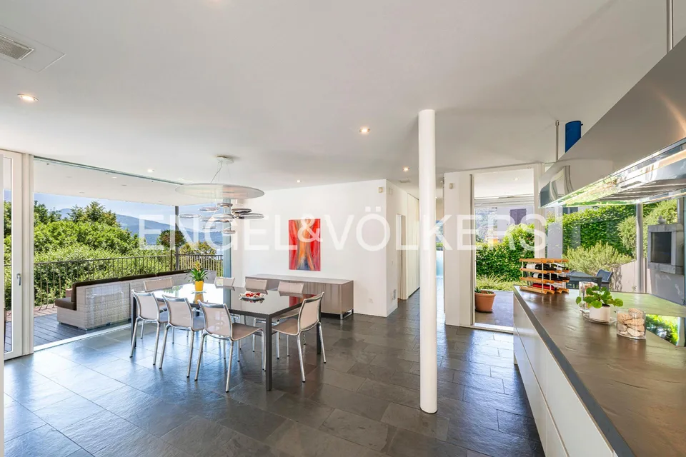 Moderna villa con vista lago e piscina