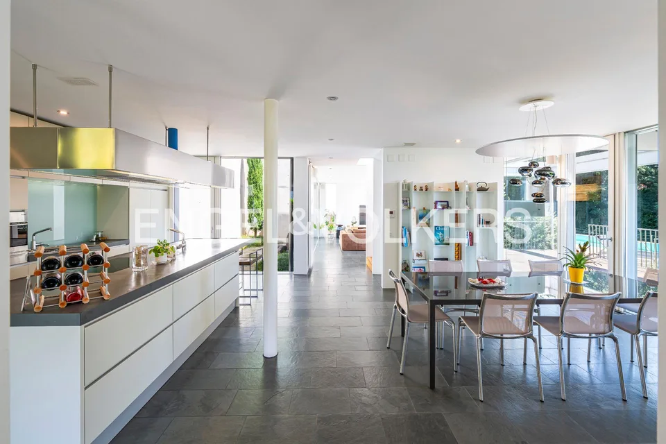 Moderna villa con vista lago e piscina