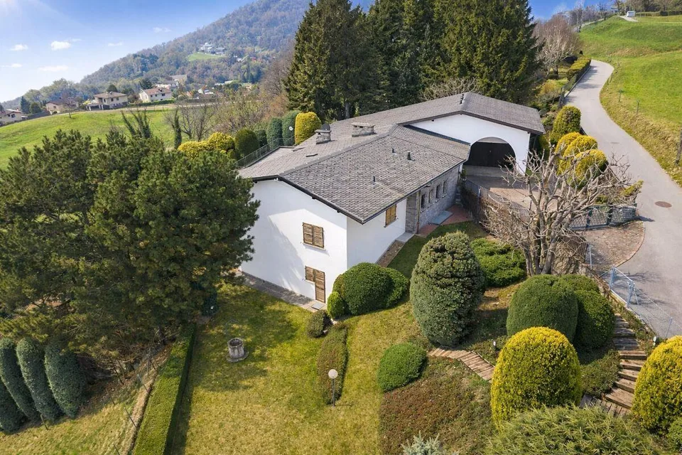 Ampia villa nel verde con piscina, vista panoramica e oltre 7’000 m...