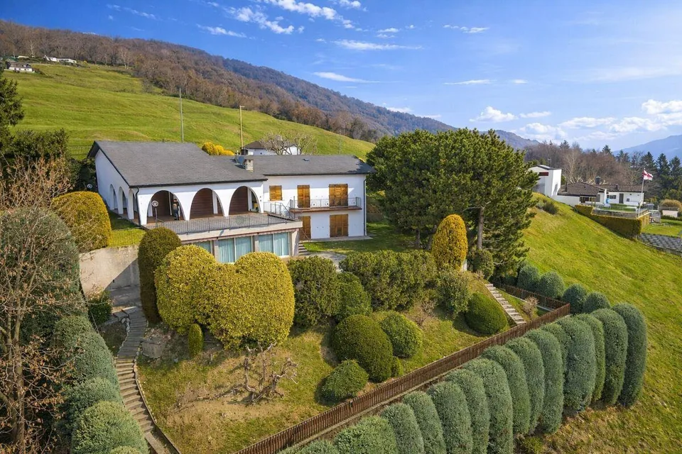 Ampia villa nel verde con piscina, vista panoramica e oltre 7’000 m...