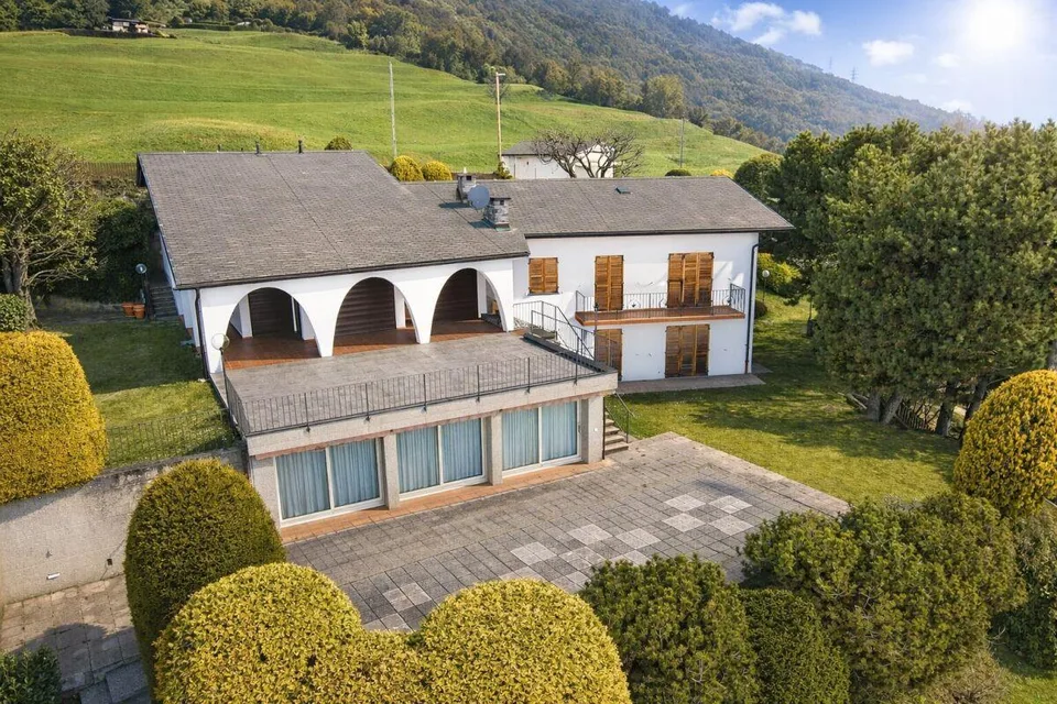 Ampia villa nel verde con piscina, vista panoramica e oltre 7’000 m...