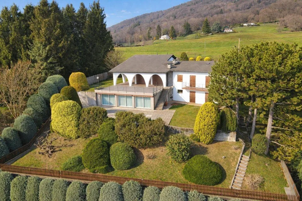 Ampia villa nel verde con piscina, vista panoramica e oltre 7’000 m...