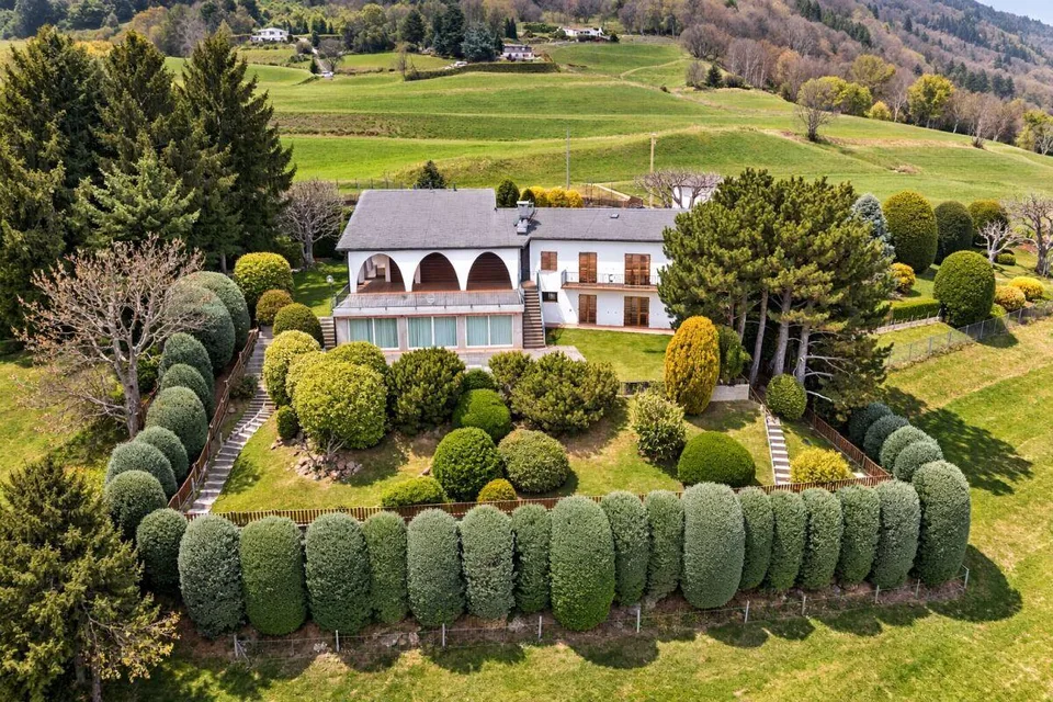 Ampia villa nel verde con piscina, vista panoramica e oltre 7’000 m...