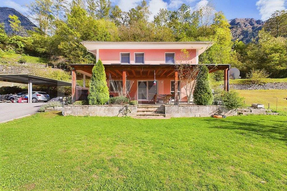 Casa unifamiliare indipendente con giardino e vista aperta