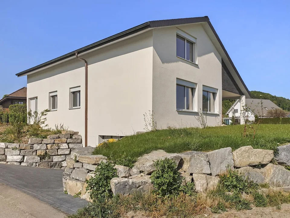 Idyllisch wohnen: Modernisiertes Einfamilienhaus mit Garten und Pool – Foto 8 von 10