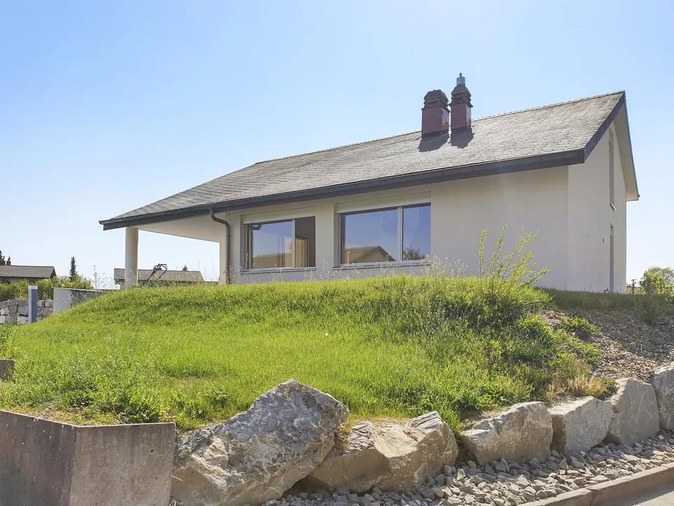 Idyllisch wohnen: Modernisiertes Einfamilienhaus mit Garten und Pool – Foto 9 von 10