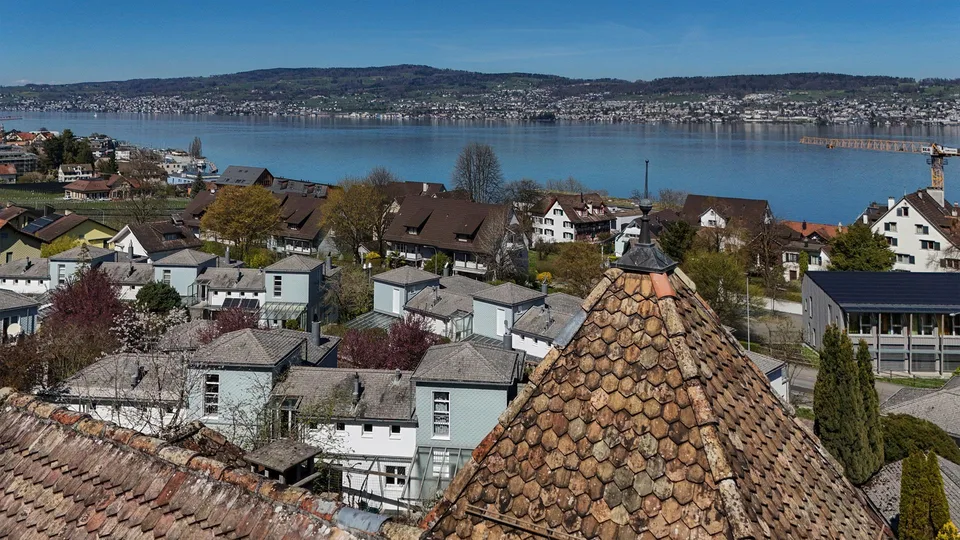 Stilvolle Landhausvilla mit Blick auf den Zürichsee