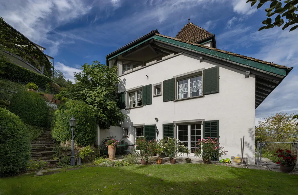 Stilvolle Landhausvilla mit Blick auf den Zürichsee