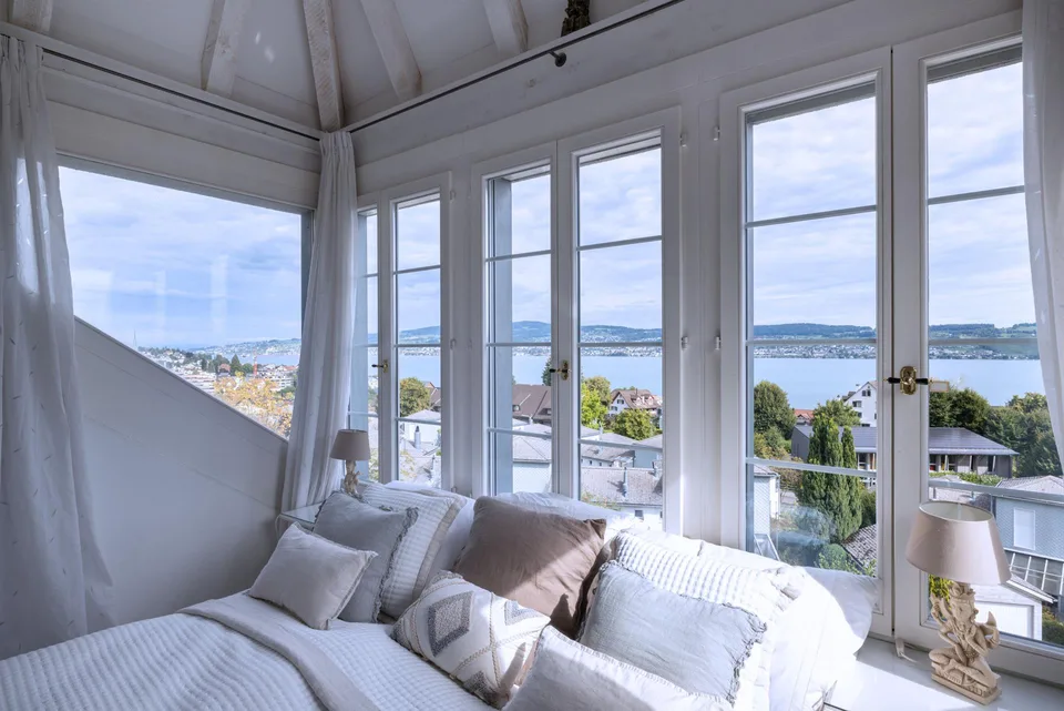 Stilvolle Landhausvilla mit Blick auf den Zürichsee