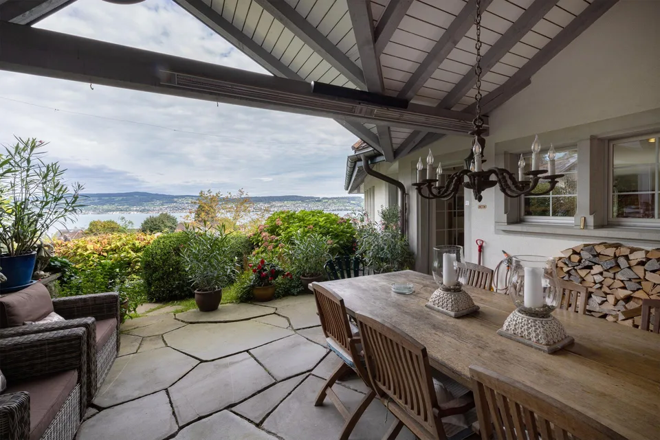 Stilvolle Landhausvilla mit Blick auf den Zürichsee