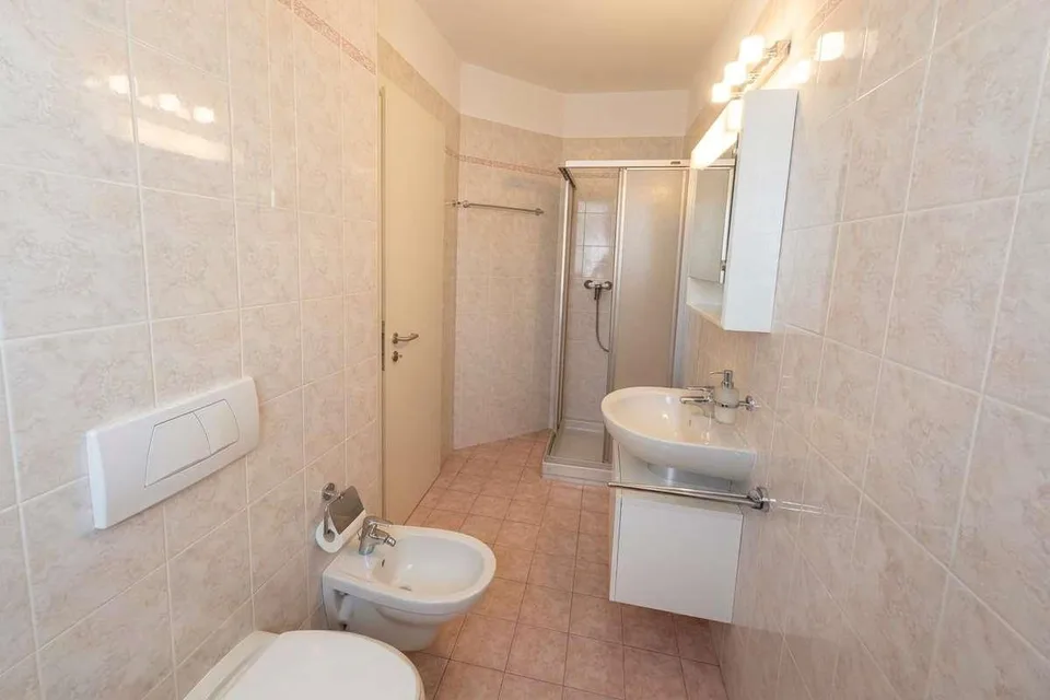 Ampio e luminoso 3.5 locali con terrazza e vista aperta – Foto 10 von 16