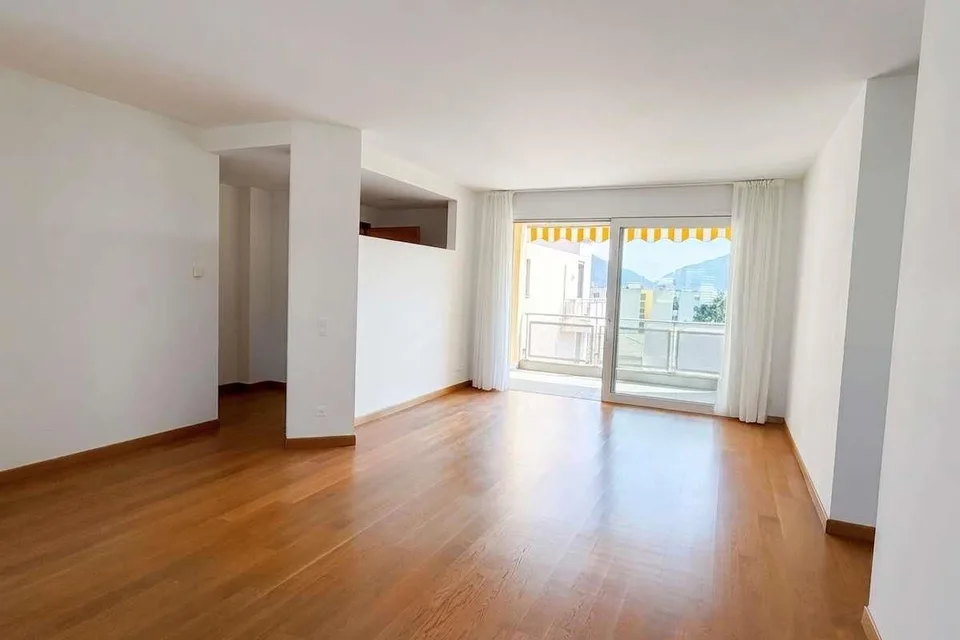 Ampio e luminoso 3.5 locali con terrazza e vista aperta – Foto 7 von 16