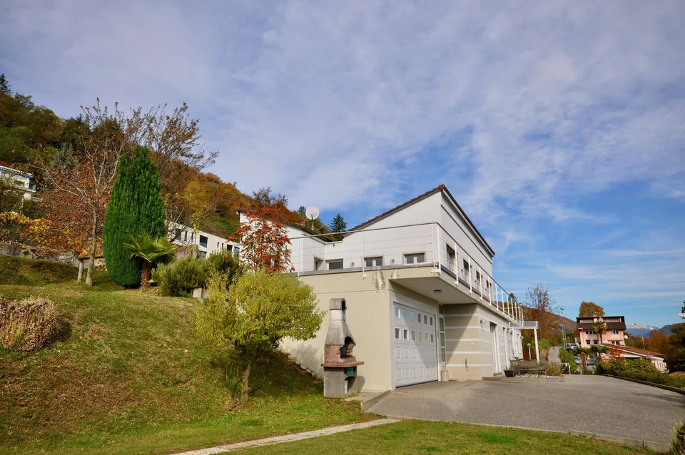 Villa Bifamiliare con Vista Panoramica a 180° su Lago e sui Monti