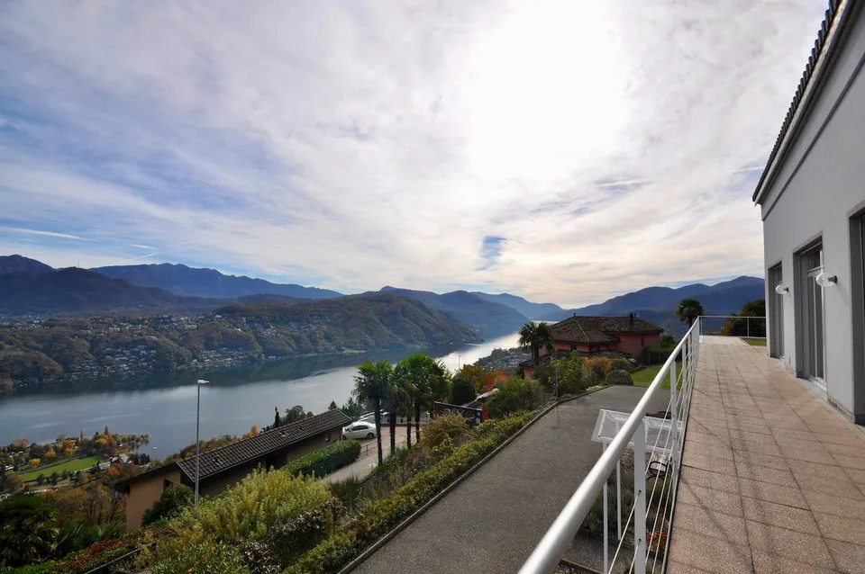 Villa Bifamiliare con Vista Panoramica a 180° su Lago e sui Monti