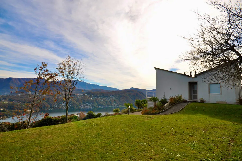 Villa Bifamiliare con Vista Panoramica a 180° su Lago e sui Monti