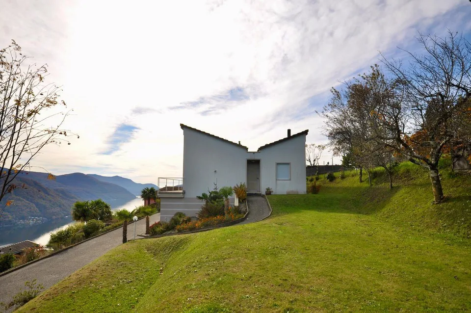 Villa Bifamiliare con Vista Panoramica a 180° su Lago e sui Monti