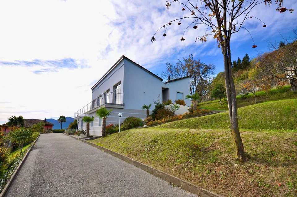 Villa Bifamiliare con Vista Panoramica a 180° su Lago e sui Monti