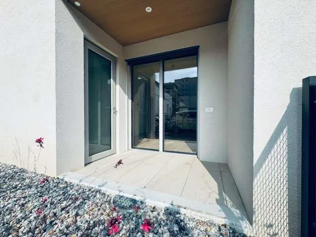 Elegante 2,5-Zimmer-Neubauwohnung mit privatem Garten und Doppelgarage – Foto 8 von 10