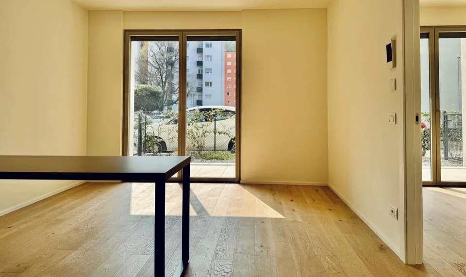 Nouveau et moderne 2,5 pièces avec jardin