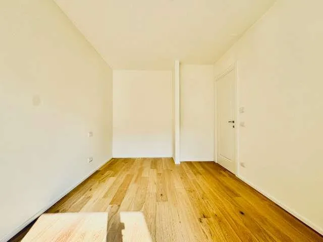 Nouveau et moderne 2,5 pièces avec jardin