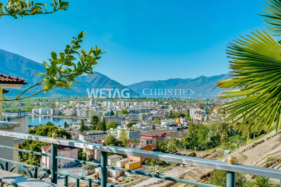 Muralto: Moderne, helle Wohnung mit grosser Terrasse & eleganter Gl...