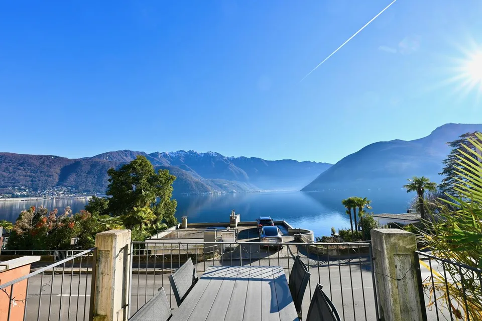 Affascinante Villetta a Schiera a Pochi Passi dal Lago di Lugano