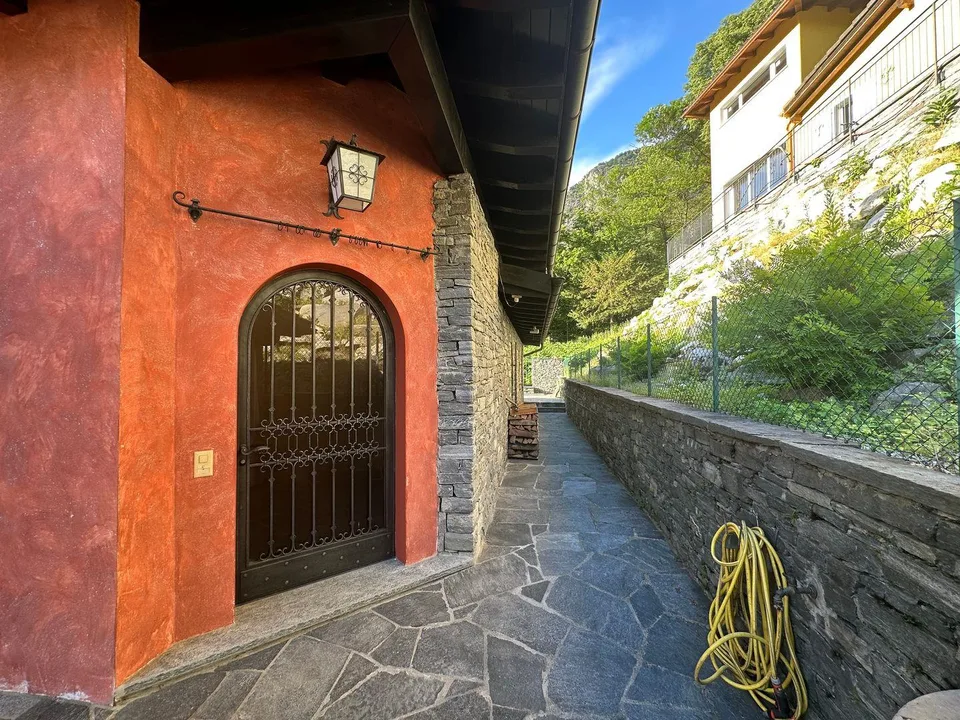 Villa mit Panorama-Pool, Sauna und spektakulärer Aussicht oberhalb Locarno – Foto 8 von 21