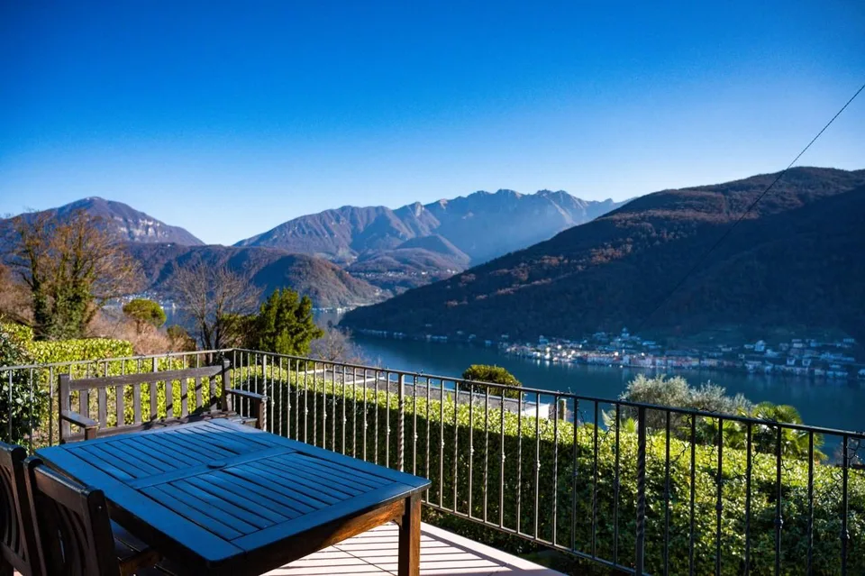 Wichtige Villa umgeben von einem großen Park mit Seeblick – Foto 6 von 13