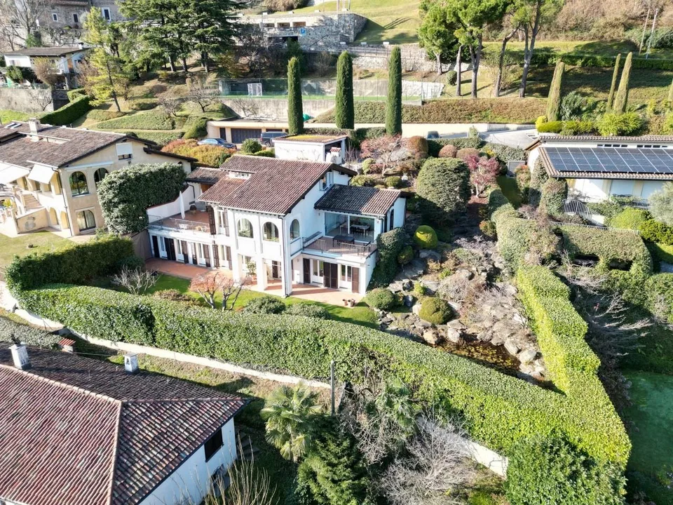 Wichtige Villa umgeben von einem großen Park mit Seeblick
