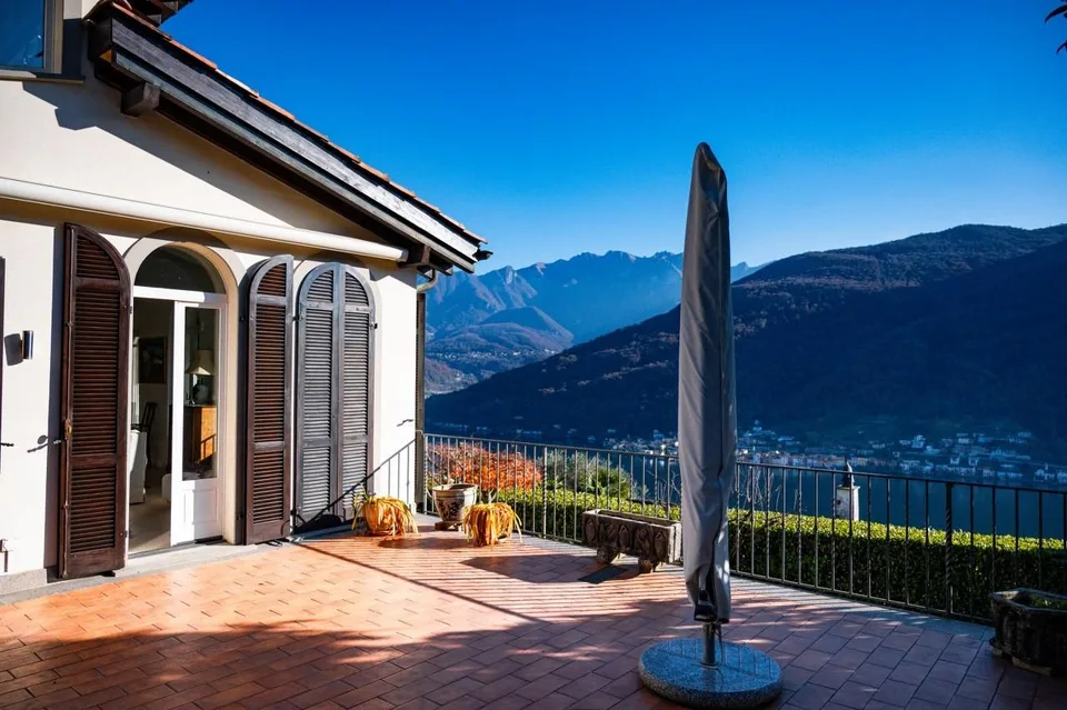 Wichtige Villa umgeben von einem großen Park mit Seeblick – Foto 7 von 13