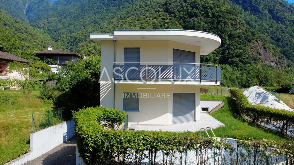 GRAZIOSA Casa unifamiliare di 4.5 locali con giardino e piscina in una posizione residenziale tranquilla