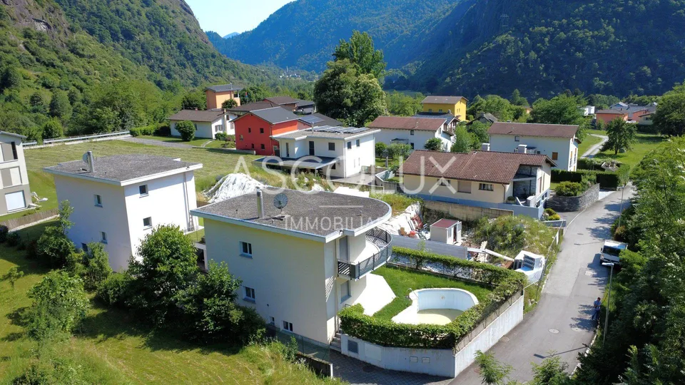 GRAZIOSA Casa unifamiliare di 4.5 locali con giardino e piscina in una posizione residenziale tranquilla