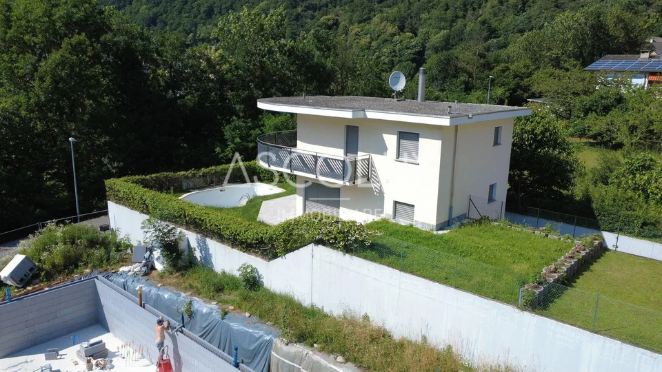 GRAZIOSA Casa unifamiliare di 4.5 locali con giardino e piscina in una posizione residenziale tranquilla