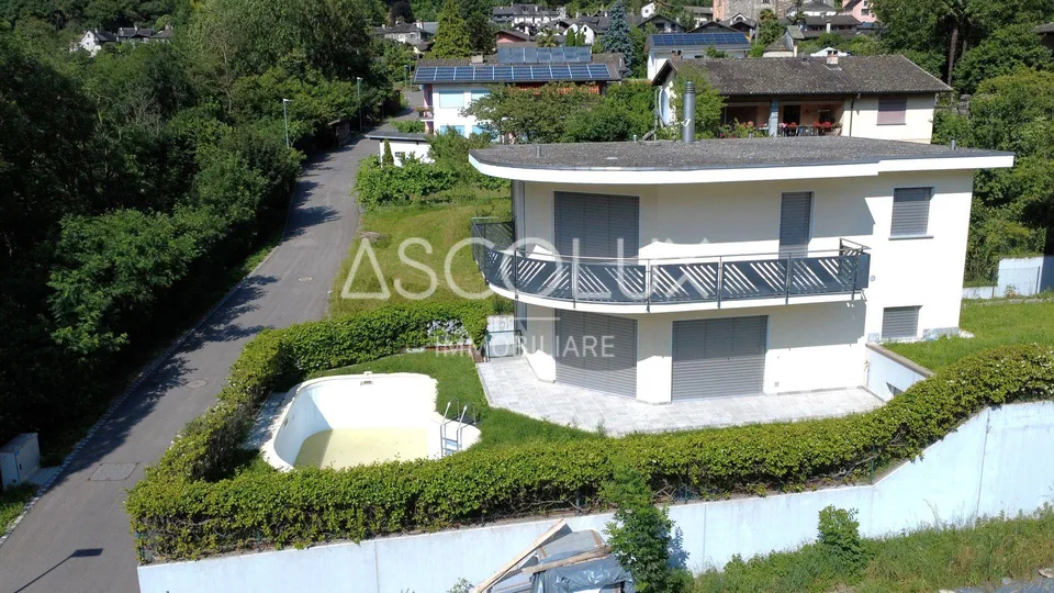 GRAZIOSA Casa unifamiliare di 4.5 locali con giardino e piscina in una posizione residenziale tranquilla