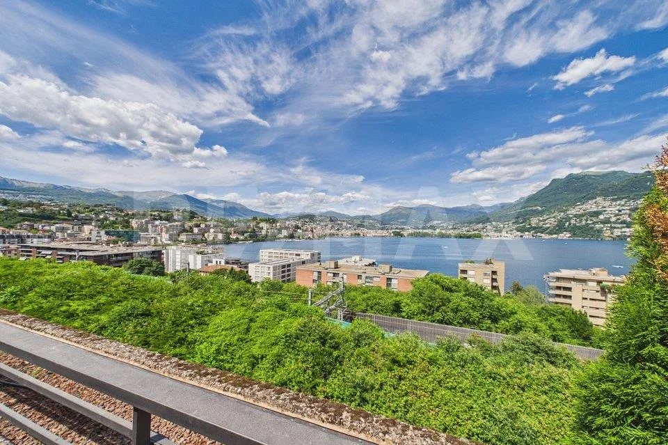 Vista mozzafiato sul golfo di Lugano  elegante appartamento con terrazza