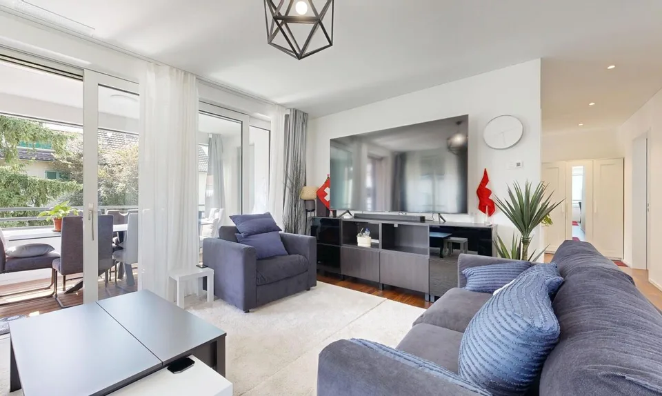 Neuwertige 3.5-Zimmer-Wohnung mit Balkon und Top-Ausstattung