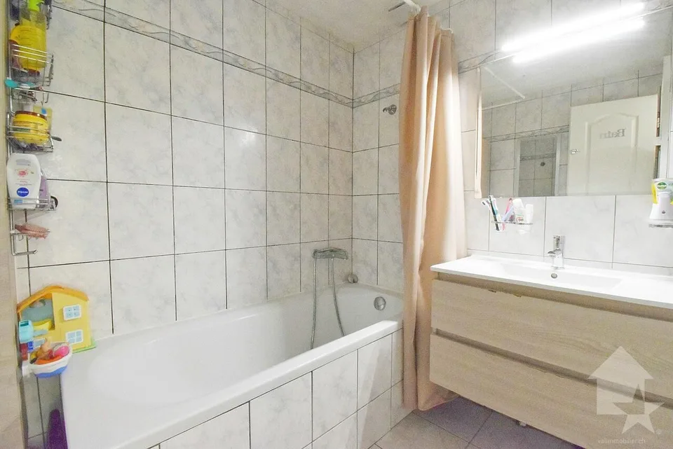 4.5-Zimmer-Wohnung in sehr guter Lage inklusive 3 Parkplätzen! – Foto 9 von 10