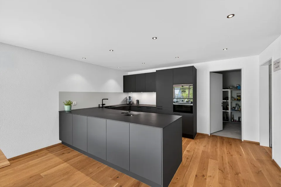 Casa unifamiliare soleggiata con architettura moderna e costruzione di alta qualità