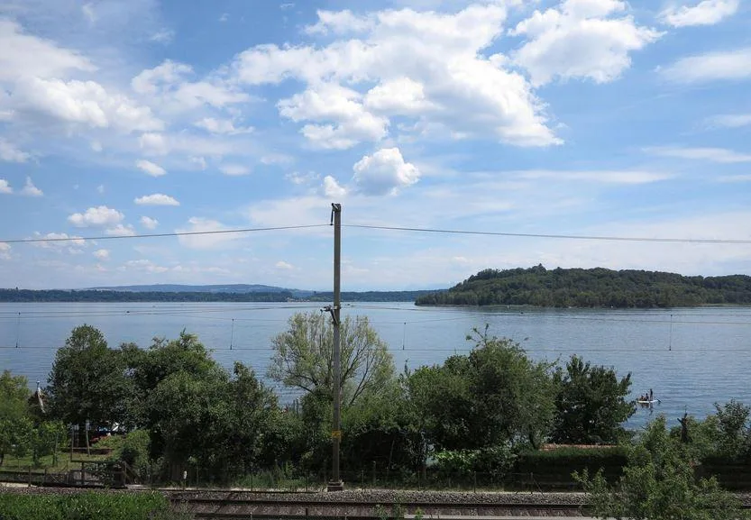 Incantevole appartamento maisonette di 4 locali con balcone e vista lago a Ligerz