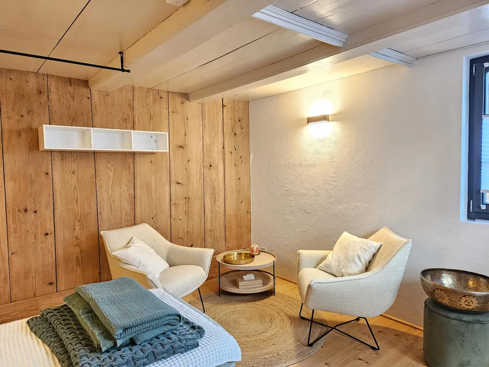 Modernes Riegelhaus mit bewegender Geschichte im Dorfzentrum