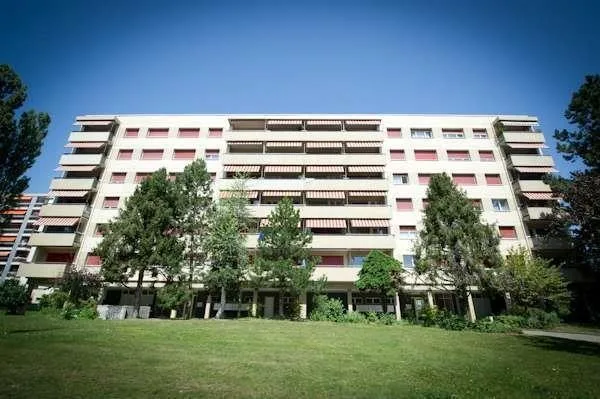 Quartier de Beaumont - Immeuble avec piscine!