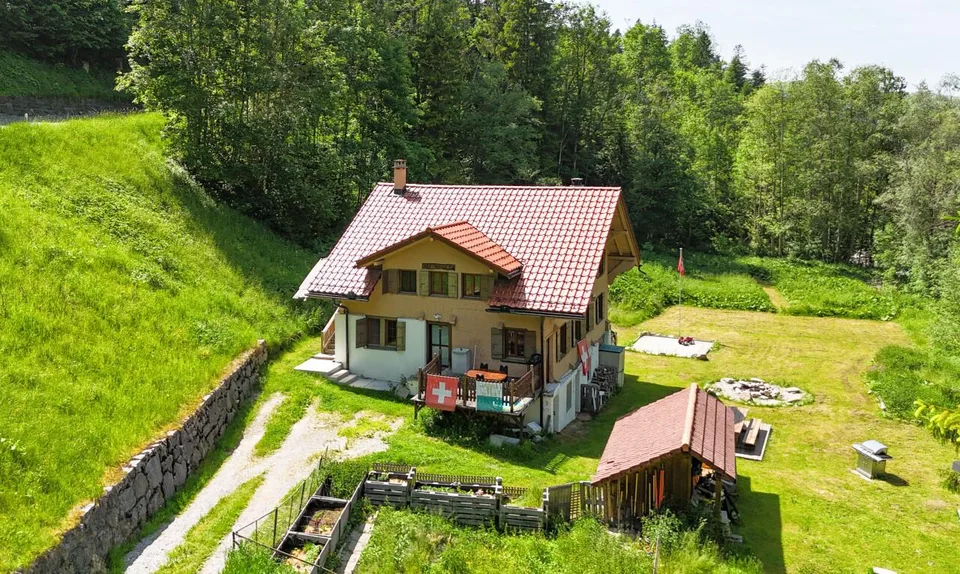 Authentique chalet rénové - grand terrain au bord de la rivière