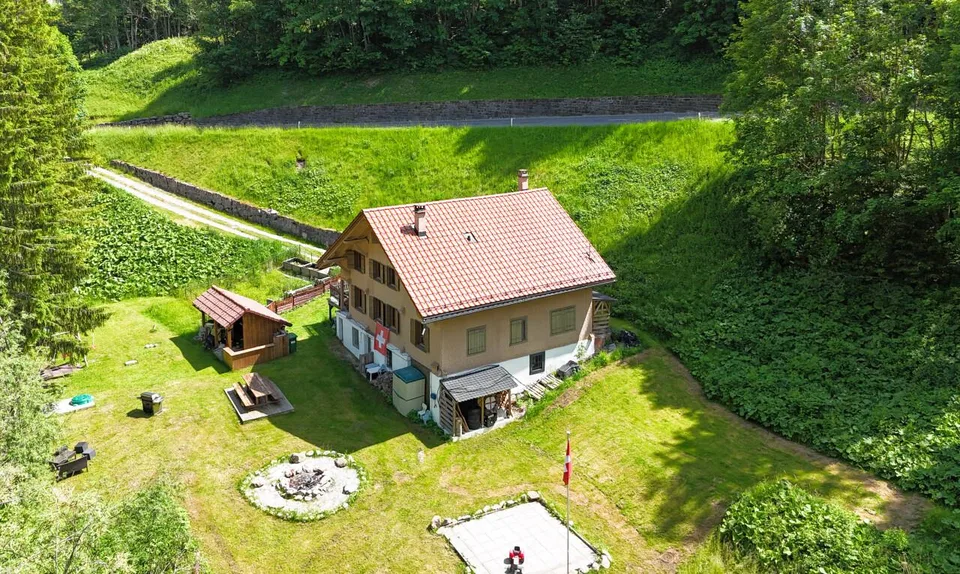 Authentisches renoviertes Chalet - großes Grundstück am Fluss