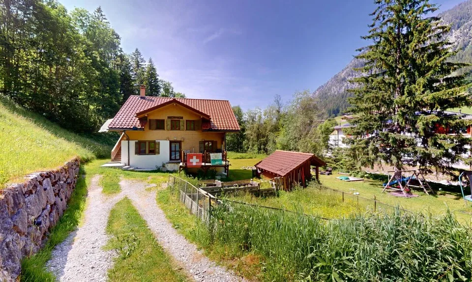 Authentisches renoviertes Chalet - großes Grundstück am Fluss